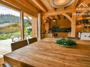 ル・グラン・ボルナンにあるChalet Le Grand-Bornand, 5 pièces, 8 personnes - FR-1-391-8の大きな窓付きのキッチン(大きな木製テーブル付)