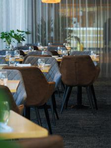 une rangée de tables et de chaises dans un restaurant dans l'établissement Future Inn Cardiff Bay, à Cardiff