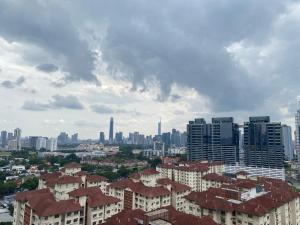 Blick auf eine Stadt mit hohen Gebäuden in der Unterkunft Reizz Residence By Leo Suites in Kuala Lumpur