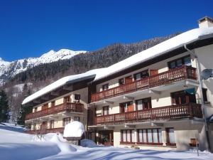 Un edificio con nieve frente a una montaña. en Appartement 4-5 pers. à Arêches-Beaufort - Pied des Pistes, Balcon Sud, Parking, Casier à Skis - FR-1-342-134, en Arêches 4 fotos más
