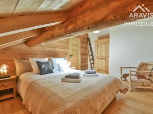 ein Schlafzimmer mit einem großen Bett und einer Holzdecke in der Unterkunft Chalet Saint-Jean-de-Sixt, 6 pièces, 8 personnes - FR-1-391-75 in Saint-Jean-de-Sixt