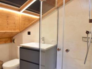 a bathroom with a shower and a sink and a toilet at Confort et commodités à Méribel Village, 3 chambres, balcon sud, parking couvert, à 150m des remontées - FR-1-180-528 in Chandon +19 photos