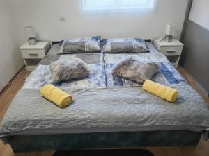 - une chambre avec 2 lits dotés d'oreillers en fourrure dans l'établissement Kuća Barbara, à Slavonski Brod