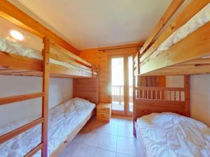 Ένα ή περισσότερα κρεβάτια σε δωμάτιο στο Appartement Duplex 4P avec Piscine Intérieure, 8 Pers, Balcons, Parking - Villard-sur-Doron - FR-1-594-183
