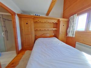 a bedroom with a bed in a wooden room at Appartement 3 pièces avec piscine, proche centre Les Saisies, 5 pers, parking, balcon, classé 3 étoiles - FR-1-594-98 in Villard-sur-Doron