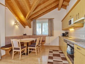 a kitchen and dining room with a table and chairs at Apart Albert in Ischgl