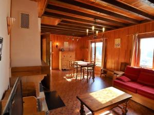 ein Wohnzimmer mit einem roten Sofa und einem Tisch in der Unterkunft Chalet Arêches-Beaufort, 4 pièces, 7 personnes - FR-1-342-234 in Beaufort