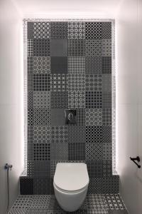 bagno con servizi igienici e parete piastrellata di Blue Sky House a Pylos