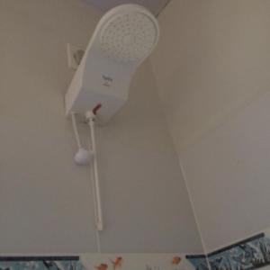 a white ceiling fan in a room at Pousada Flor de Debora in Alto Paraíso de Goiás