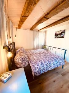 um quarto com uma cama num quarto em Ganze Wohnung - Erdgeschoss - sehr ruhig - Hundefreundlich - Regendusche - Bodenheizung - Küche - easy Check-in mit Schlüsselbox em Nehren