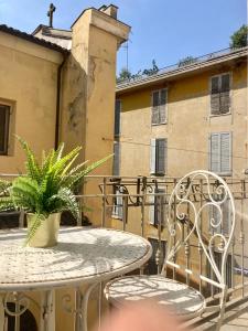 un tavolo da patio con sedie e un edificio sullo sfondo di Borgo Riccio a Parma
