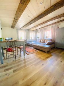 uma sala de estar com um sofá e uma mesa em Ganze Wohnung - Erdgeschoss - sehr ruhig - Hundefreundlich - Regendusche - Bodenheizung - Küche - easy Check-in mit Schlüsselbox em Nehren
