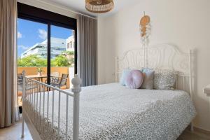 - une chambre avec un lit blanc et un balcon dans l'établissement Casa Tajo, à La Cala de Mijas
