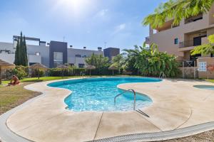 - une piscine dans un appartement avec un bâtiment dans l'établissement Casa Tajo, à La Cala de Mijas