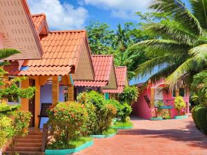 een rij huizen met oranje daken bij Phaithong Sotel Resort in Chalong 