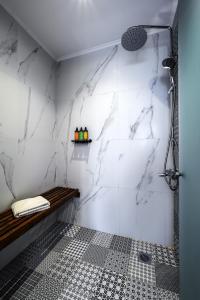 een witte badkamer met een bank en een douche bij Blue Sky House in Pylos
