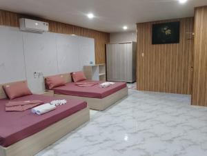 Habitación con 2 camas en una habitación en The Sunrise Anh Tu, en Cam Ranh