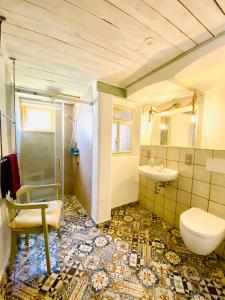 uma casa de banho com um WC e um lavatório em Ganze Wohnung - Erdgeschoss - sehr ruhig - Hundefreundlich - Regendusche - Bodenheizung - Küche - easy Check-in mit Schlüsselbox em Nehren