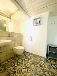 een badkamer met een toilet en een wastafel bij Ganze Wohnung - Erdgeschoss - sehr ruhig - Hundefreundlich - Regendusche - Bodenheizung - Küche - easy Check-in mit Schlüsselbox in Nehren
