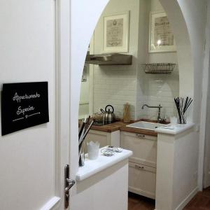 cocina blanca con fregadero y encimera en VATICAN CITY 76 Apartments en Roma