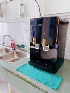 a coffee maker sitting on top of a kitchen counter at 吉隆坡疯鱼民宿Crazy Fish Homestay KL in Petaling Jaya