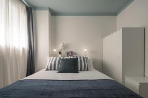 een slaapkamer met een groot bed met gestreepte kussens bij Monti Design Apartment R&R in Milaan