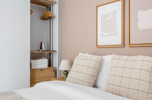 - une chambre avec un lit blanc et 2 oreillers dans l'établissement The Majestic Mile 1BR Apartment in Singapore!, à Singapour
