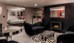 uma sala de estar com uma cadeira e uma lareira em Square Townhouse em Brighton & Hove