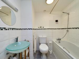 een badkamer met een wastafel, een toilet en een bad bij Emerald Suite - Two Story Duplex Apartment - Contractors - Family - Business - City Centre - Sleeps 6 in Birmingham