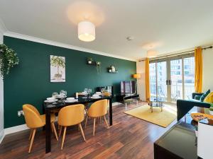 een eetkamer met een tafel en stoelen bij Emerald Suite - Two Story Duplex Apartment - Contractors - Family - Business - City Centre - Sleeps 6 in Birmingham