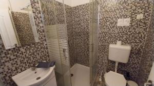 uma casa de banho com um WC, um lavatório e um chuveiro em Aradi Rooms with Private bathroom em Budapeste