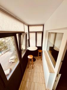 ein kleines Zimmer mit einem Tisch und einem Fenster in der Unterkunft MNM Mitropolie II in Iaşi