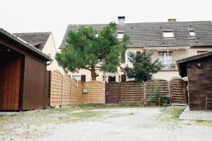 una valla de madera frente a una casa en Idylische Ferienunterkunft, en Heitersheim