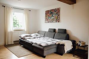 un soggiorno con divano e letto di Idylische Ferienunterkunft a Heitersheim