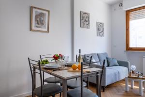 ein Wohnzimmer mit einem Tisch und einem Sofa in der Unterkunft Cisanello Lovely Apartment in Pisa in Pisa