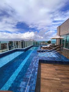 Bazén v ubytování Edifício Promenade II Apt 306-Mandi Hospitalidade nebo v jeho okolí