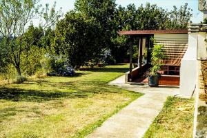 einen Garten mit einem Haus und einem Gehweg in der Unterkunft Marmelade in Zagarolo