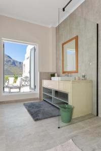y baño con lavabo y espejo. en Q on Westford en Ciudad del Cabo