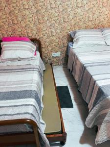 dos camas sentadas una al lado de la otra en una habitación en Apto com Wi-Fi a 200m da Praia de Copacabana/RJ - Cp4, en Río de Janeiro