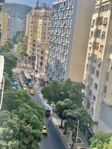 vistas a una calle de la ciudad con coches y edificios en Apto com Wi-Fi a 200m da Praia de Copacabana/RJ - Cp4, en Río de Janeiro