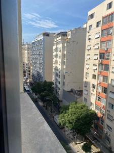 vistas a una calle de la ciudad con edificios altos en Apto com Wi-Fi a 200m da Praia de Copacabana/RJ - Cp4, en Río de Janeiro