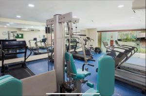 ein Fitnessstudio mit Laufbändern und Geräten in einem Raum in der Unterkunft Resort Marulhos Porto de Galinhas in Porto De Galinhas