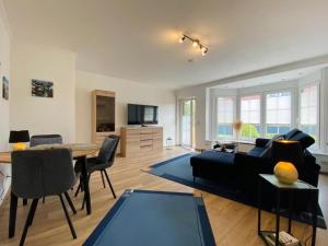 a living room with a couch and a table at Ferienwohnung Wellenkamp in Itzehoe