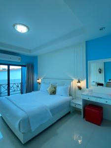 una camera da letto con un grande letto con illuminazione blu di Love you Hotel a Phitsanulok