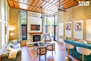 Una televisión o centro de entretenimiento en StayVista at Villa Sierra Sky