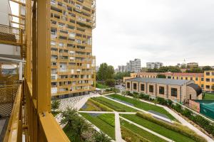 ミラノにあるAmazing & Central Milan Apt - City Life District!の庭園付きの建物のバルコニーから景色を望めます。