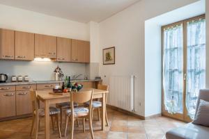 una cucina e una sala da pranzo con tavolo e sedie di Linslhof Apt Terlaner a Terlano