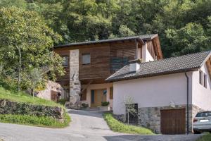 una casa con un'auto parcheggiata davanti di Linslhof Apt Terlaner a Terlano