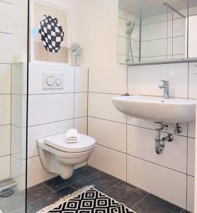 y baño con aseo y lavamanos. en Appartio: Geräumige, moderne Ferienwohnung für Gruppen/Familien en Stuttgart