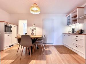 uma cozinha com mesa e cadeiras num quarto em Appartio: Geräumige, moderne Ferienwohnung für Gruppen/Familien em Estugarda